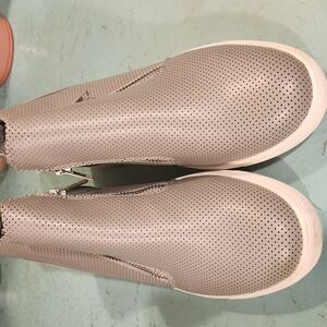 Cushionaire Women's Hart Hidden
Nedge Sneaker is Vegan Material